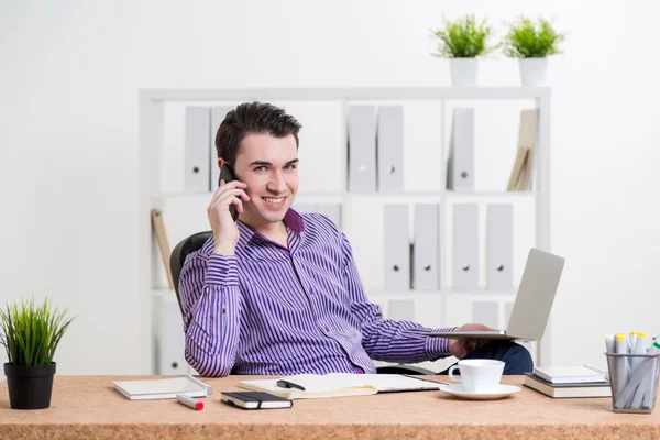 Hombre con camisa en el teléfono — Foto de Stock