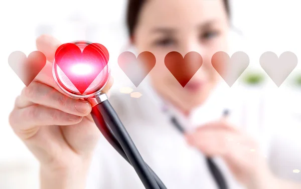 Medicul de sex feminin care ascultă bătăi abstracte ale inimii cu stetoscop — Fotografie, imagine de stoc