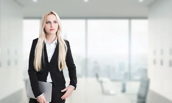 Eftertänksam kvinna i office — Stockfoto