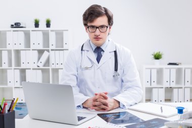 Yakışıklı doktor ofisinde