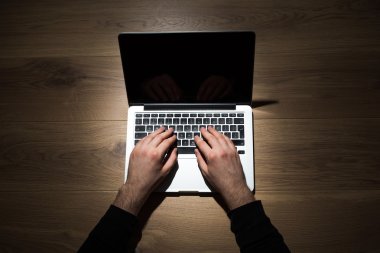 El laptop üstüne kesmek