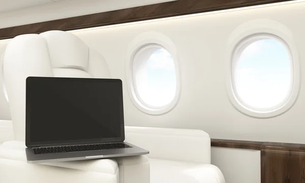 Laptop em branco no avião — Fotografia de Stock