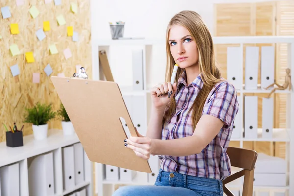 Thoughtful businesswoman with document — Stock Photo, Image