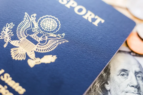 Passaporte americano e dinheiro — Fotografia de Stock