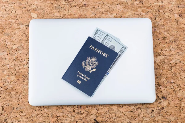 Mesa com laptop e passaporte — Fotografia de Stock