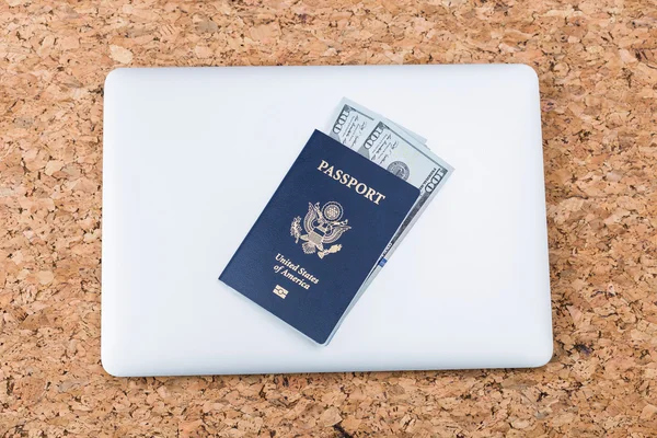 Tavolo con computer portatile e passaporto — Foto Stock