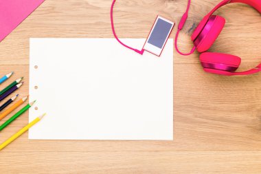 Kulaklık ve boş kağıt