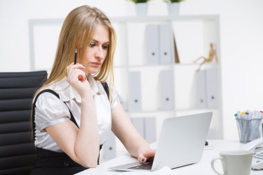 Kadın kalem yazma ile