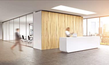 Ofis iç güneş ışığı ile yürüyen bulanık iş adam. Resepsiyondaki kadın.