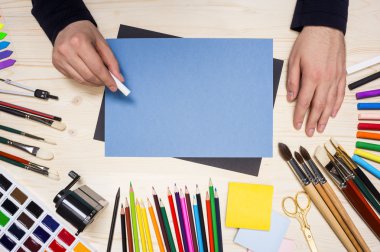 Sanatçı chalkstick ile çizim