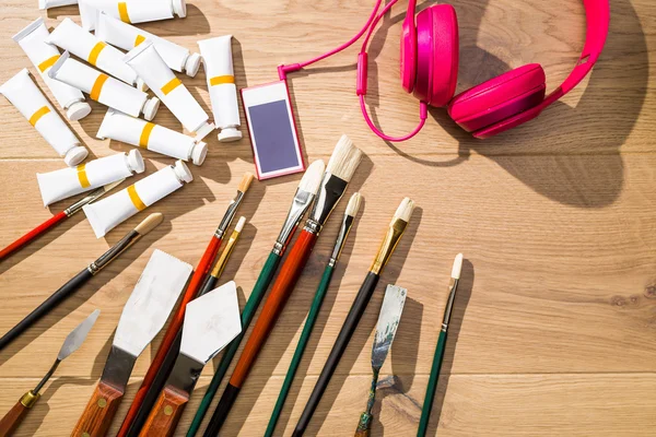 Herramientas de dibujo y auriculares rosa — Foto de Stock