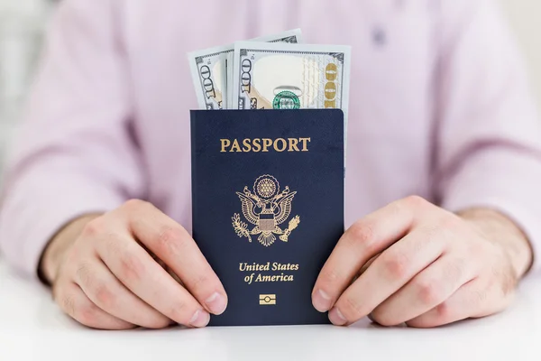 Empresário mãos com passaporte — Fotografia de Stock