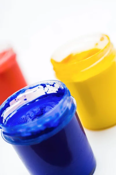 Drie gouache containers op witte achtergrond. Closeup — Stockfoto
