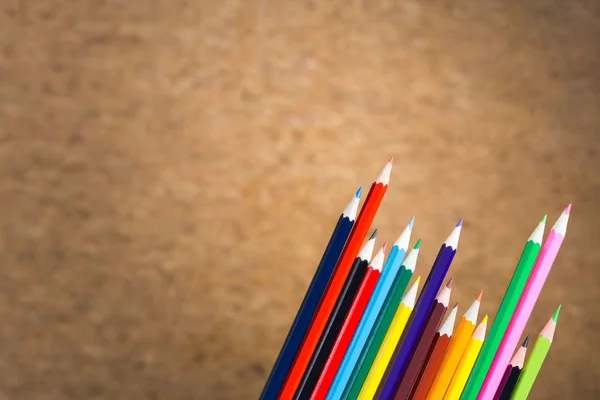 Lápices sobre fondo de corcho borroso —  Fotos de Stock