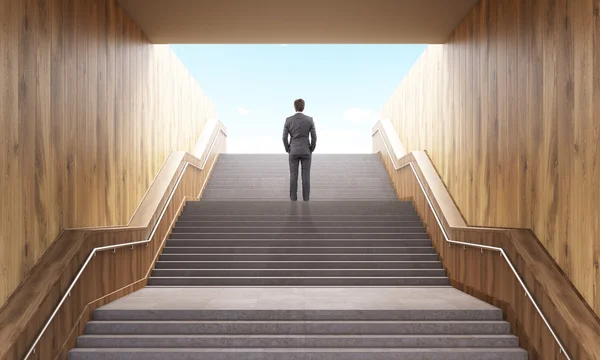 Hombre de negocios subir escaleras —  Fotos de Stock