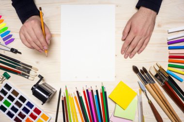 Çizim araçları ve sanatçının eller