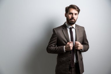 İşadamı ışık gri duvar