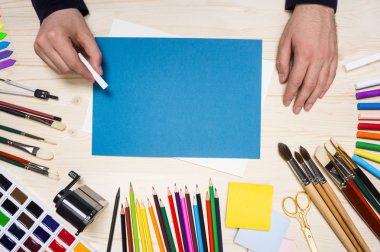 Sanatçı tebeşir ile çizim