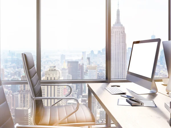 Escritório de trabalho com computador em branco — Fotografia de Stock