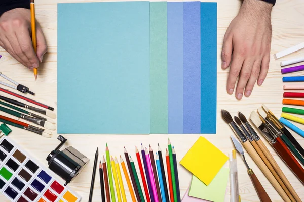 Kunstenaar en kleurrijke hulpmiddelen — Stockfoto