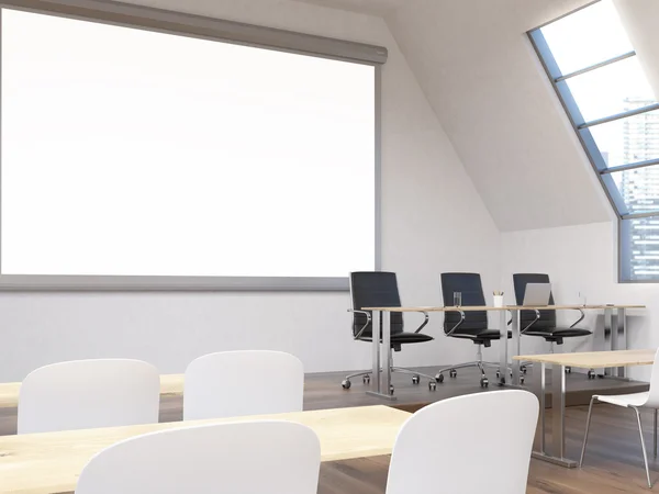 教室内部与空白白板侧视图和城市景观。模拟了 3d 渲染 — 图库照片