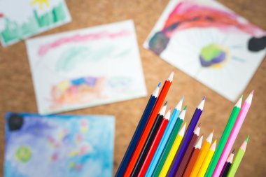 Kalemler ve çocuk çizimleri