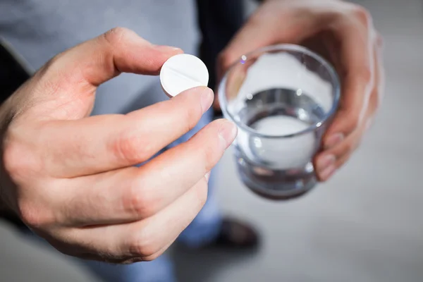 Большие круглые таблетки и вода — стоковое фото