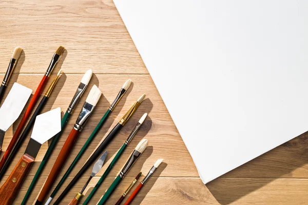 Papel em branco e ferramentas de desenho — Fotografia de Stock