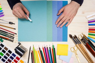 Erkek el tebeşir ile çizim