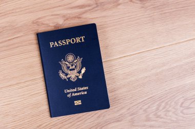 Amerikan pasaportu üstünde okul sırası