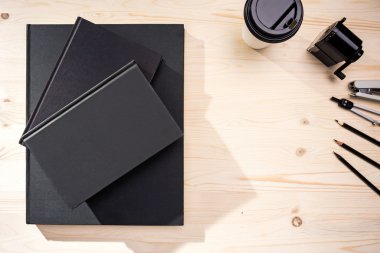 Bloknot, kahve ve ileti örneği