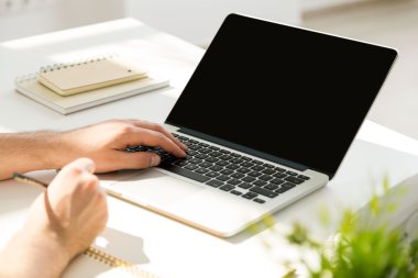 Dizüstü bilgisayar kullanma ve yazma adam