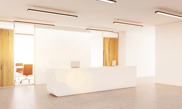 Interior do lobby do escritório com parede branca em branco e luz solar. Vista lateral. Preparem-se, 3D Rendering — Fotografia de Stock