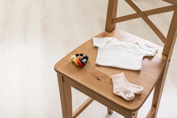 Silla con productos para bebés — Foto de Stock