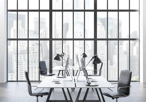 Interior de la oficina de coworking con monitores de computadora en escritorios, sillas y ventana con vista a la ciudad de Nueva York. Renderizado 3D —  Fotos de Stock