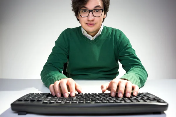 Surprised young man using keyboard — Stock Photo, Image