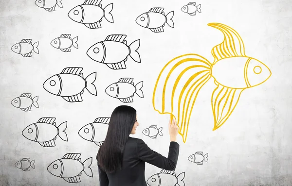 Empresaria dibujando peces de colores — Foto de Stock