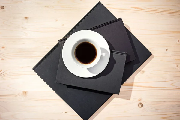 Kaffe på anteckningsblock — Stockfoto