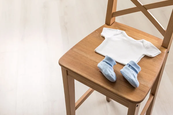 Silla con ropa de bebé — Foto de Stock