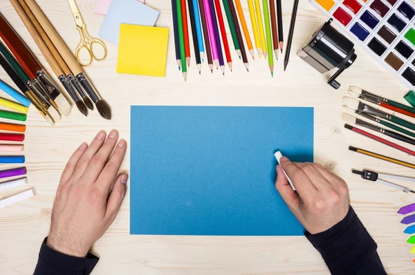 Man drawing with chalk stick — Stock Photo, Image