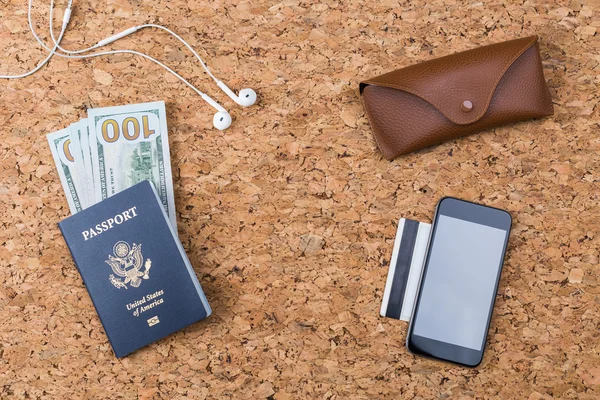 Mesa de corcho con artículos de viaje — Foto de Stock