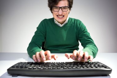 Klavye kullanan sırıtan adam