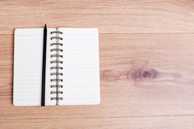 Spiral not etmek üstünde okul sırası