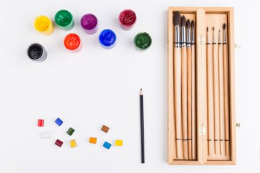 Boya, kalem ve fırça