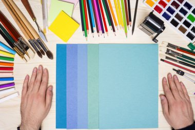 Çizim araçları ile sanatçının eller