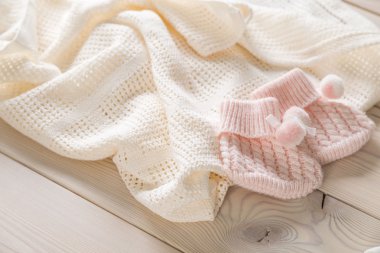 Bebek sayfalar üzerinde ahşap masa