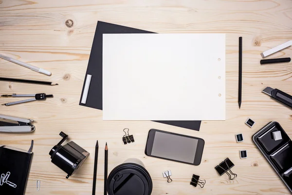 Desktop dengan kertas dan alat tulis — Stok Foto
