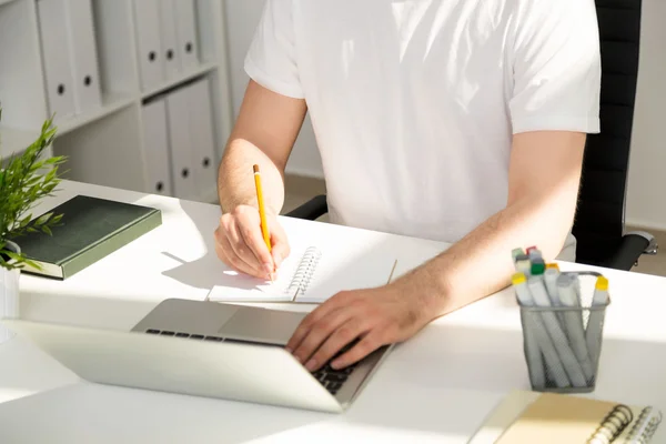 Man schrijven en het gebruik van laptop — Stockfoto