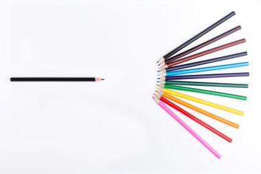 Siyah ve renkli kalemler