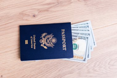 Amerikan pasaportu ve dolar